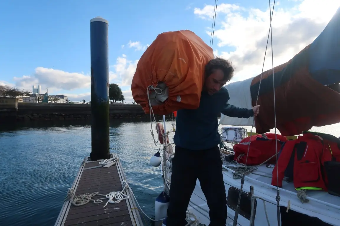 Faire sécher les voiles - Bivouac des Sciences Après une tempête en mer on sort tout le matériel pour le faire sécher - Bivouac des Sciences