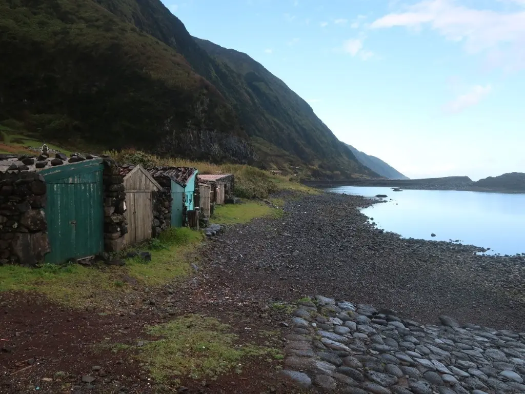 Fajã de Santo Cristo - Bivouac des Sciences Cette endroit se situe sur l'île de Sao Jorge aux Açores - Bivouac des Sciences